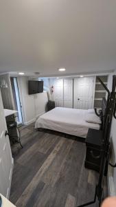 Ένα ή περισσότερα κρεβάτια σε δωμάτιο στο Cozy Studio 250'sqf with kitchenette and private bathroom Close to Time Square NYC