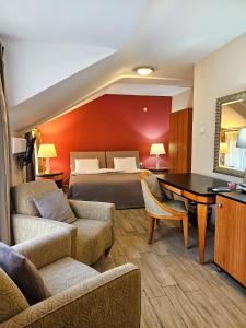 een hotelkamer met een bed en een tafel en stoelen bij Male stepenice in Belgrado