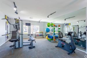 Fitness centrum a/nebo fitness zařízení v ubytování New! Stylish and peaceful Apt in Henderson