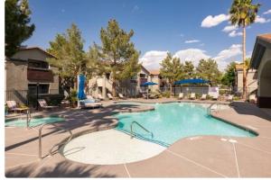 Bazén v ubytování New! Stylish and peaceful Apt in Henderson nebo v jeho okolí