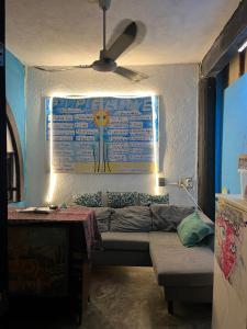 Uma área de estar em Pipeline Hostel