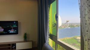 Cette chambre dispose d'une fenêtre avec vue sur l'eau. dans l'établissement لؤلؤه ابراج الخليج, au Caire