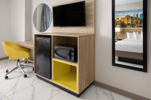 TV a/nebo společenská místnost v ubytování Days Inn by Wyndham Staten Island