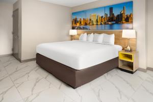 Postel nebo postele na pokoji v ubytování Days Inn by Wyndham Staten Island
