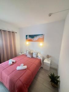 - une chambre avec un grand lit rouge et des serviettes dans l'établissement MarSureño, à Los Cristianos
