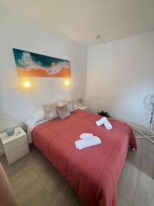 une chambre avec un lit rouge avec des serviettes dessus dans l'établissement MarSureño, à Los Cristianos 46 autres photos