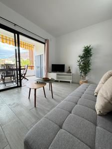 un salon avec un canapé et une table dans l'établissement MarSureño, à Los Cristianos