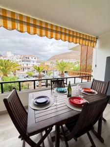 une table de salle à manger avec vue sur un balcon dans l'établissement MarSureño, à Los Cristianos