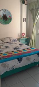 Una cama o camas en una habitación de MANOA "Lugar de descanso" HABITACION CON VISTA A LA CIUDAD, FRESCO Y VENTILADO