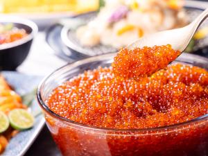札幌市にあるホテルグレイスリー札幌のガラスのボウルに食べ物を入れたスプーン一杯のソース