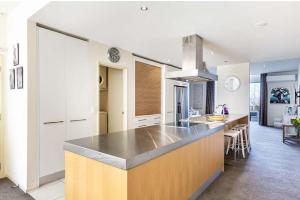 Η κουζίνα ή μικρή κουζίνα στο RnR Taupo - Lux Apartment within Taupo CBD