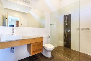 Ένα μπάνιο στο RnR Taupo - Lux Apartment within Taupo CBD +14 φωτογραφίες