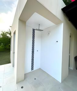 アナポイマにあるAnapoima Casa Finca Piscina, Jacuzzi, Golf y Tenisの白い壁と天井の客室です。