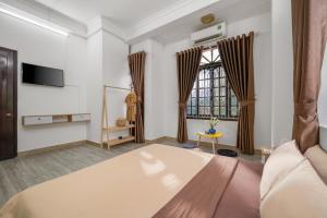 KLy Apartment Hotel的电视和/或娱乐中心