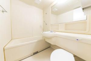 biała łazienka z toaletą i umywalką w obiekcie Seorak HOT Spring Mammoth Resotel w mieście Sokcho