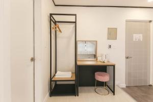 een kamer met een bureau met een stoel en een spiegel bij Seorak HOT Spring Mammoth Resotel in Sokcho