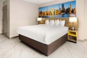 Postel nebo postele na pokoji v ubytování Days Inn by Wyndham Staten Island