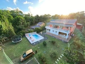 an aerial view of a house with a swimming pool at Villa Corail Les Abymes in Les Abymes