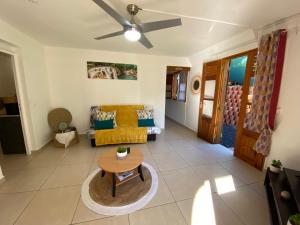 a living room with a couch and a table at Villa Corail Les Abymes in Les Abymes