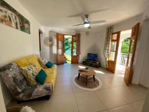 a living room with a couch and a table at Villa Corail Les Abymes in Les Abymes