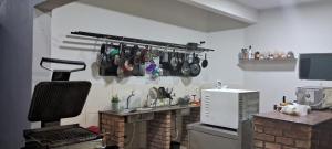 uma cozinha com panelas e frigideiras penduradas na parede em Camping Guapira em Vale do Capao