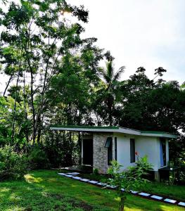 a small house in the middle of a yard at Villa Buenaventura Loft in San Ramón