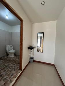 La salle de bains est pourvue de toilettes et d'un lavabo. dans l'établissement FOUR-G HOMESTAY & Komodo Tour, à Labuan Bajo