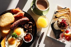 - un plateau de petit-déjeuner composé d'œufs, de bacon et de pain grillé dans l'établissement Riverfront Motel & Villas, à Hobart