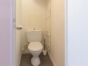 a small bathroom with a toilet in a room at Studio rénové avec balcon sud, skis aux pieds, parking et grand jardin, La Salle-les-Alpes - FR-1-330F-237 in La Salle Les Alpes