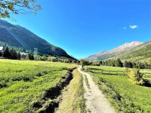 a dirt road in a field with mountains in the background at Studio rénové avec balcon sud, skis aux pieds, parking et grand jardin, La Salle-les-Alpes - FR-1-330F-237 in La Salle Les Alpes +6 photos
