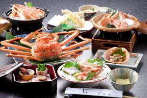 een tafel met borden met vis, schelp- en schaaldieren bij Mikuniya in Toyooka
