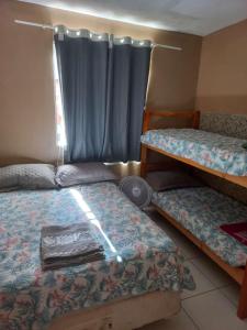 Ένα ή περισσότερα κρεβάτια σε δωμάτιο στο Casa Roma, próxima ao Valparaíso e Luziânia