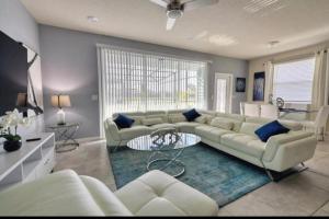 uma sala de estar com um sofá e uma mesa em Orlando Relax em Davenport