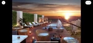 un bar en la azotea con mesas y sillas en un edificio en Minidepartamento de estreno, en Lima