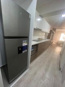 cocina con nevera en el medio de una habitación en Minidepartamento de estreno, en Lima