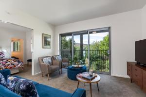 TV a/nebo společenská místnost v ubytování InnThePink Apartment on Lake Edge Queenstown