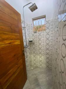 Et badeværelse på Charming Bungalow with Garden + 9 billeder