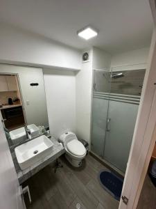 Un baño con inodoro, lavabo y ducha. en Minidepartamento de estreno, en Lima