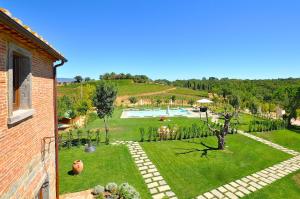 an aerial view of a garden with a swimming pool at Romina by PosarelliVillas in Valiano