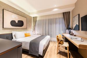 A bed or beds in a room at Dash Living on Prat