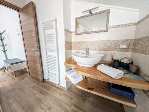 un bagno con lavandino e specchio di Agriturismo Caruggiu di via vecchia a Orco Feglino