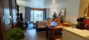 TV a/nebo společenská místnost v ubytování Superb flat in the centre of capital, ski, Caldea