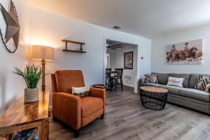 Khu vực ghế ngồi tại Blue Wave Cottage