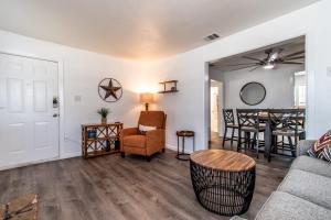 Khu vực ghế ngồi tại Blue Wave Cottage