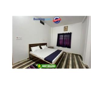 1 dormitorio con 1 cama en una habitación en Goroomgo Hotel Kashi Nest Varanasi - A Peacefull Stay & Parking Facilities en Varanasi