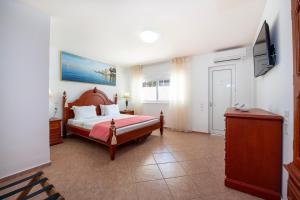 A bed or beds in a room at Villa Plumeria Flower