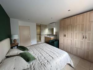 una camera da letto con un letto grande e un bagno di Avalon a Grospierres