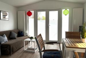 Χώρος καθιστικού στο Ostseecamp Ferienhaus "HamMeer", umzäuntes Grundstück