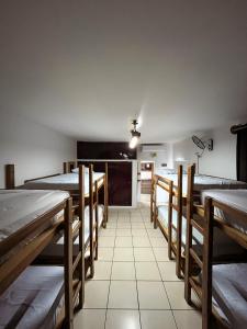 莱昂The Wabi Sabi的一间房间,里面放着一堆床