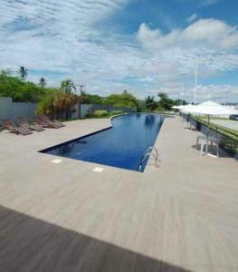 una grande piscina con sedie e cielo azzurro di Studio Capital do Forró a Caruaru